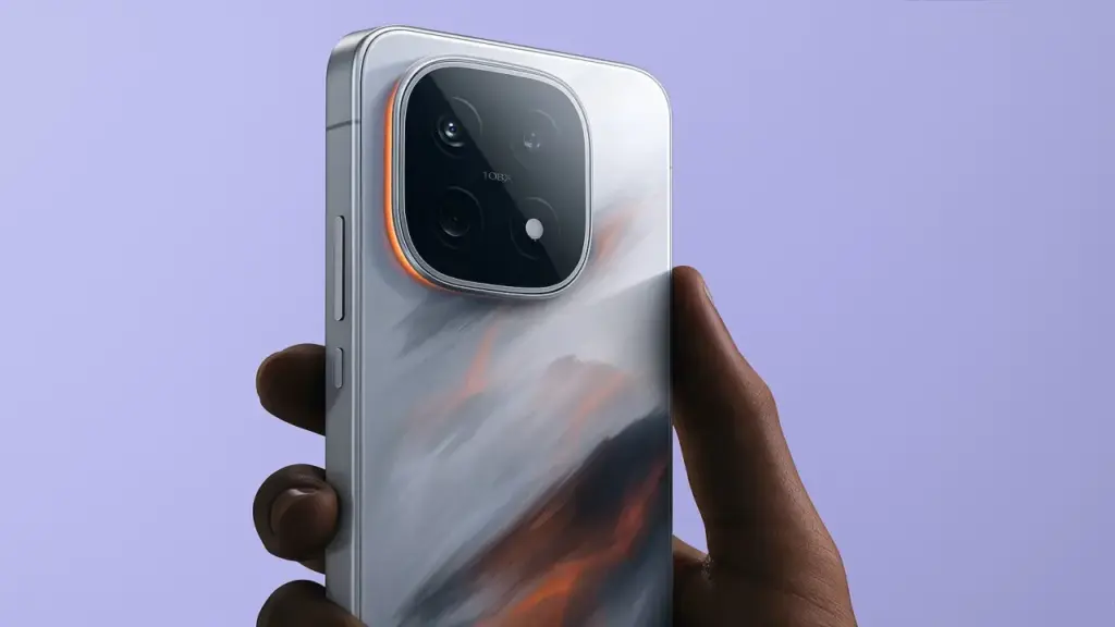 iQOO 15 in hand