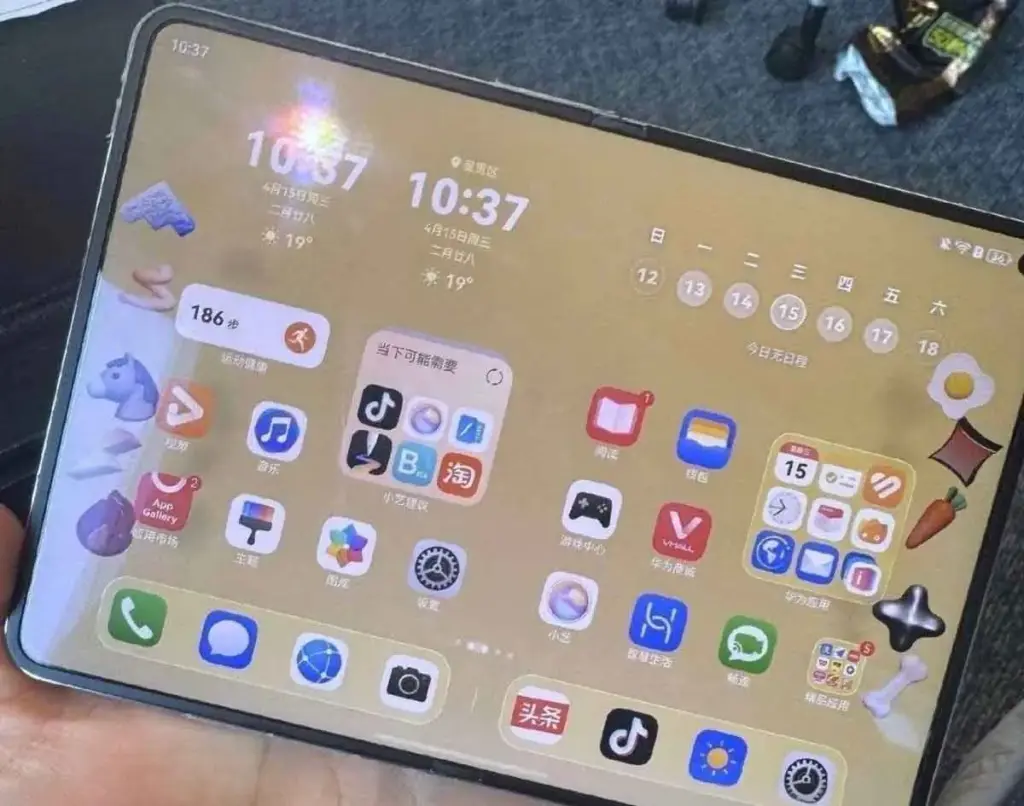 Huawei Pura X Max open in tablet mode
